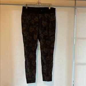 Women’s Athleta Black Floral Jogger Pants